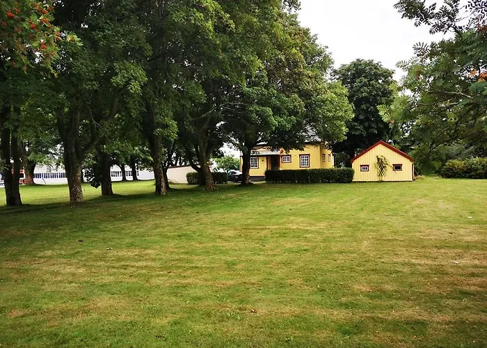 Sjarmerende Hus Med Veldig Stort Uteareal.